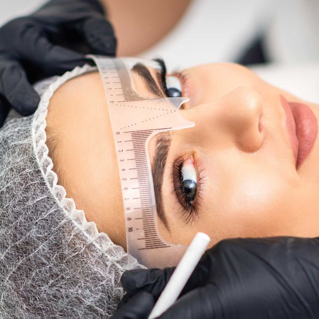 Microblading Augenlineal für die Vorzeichnung vor der Microblading Behandlung.