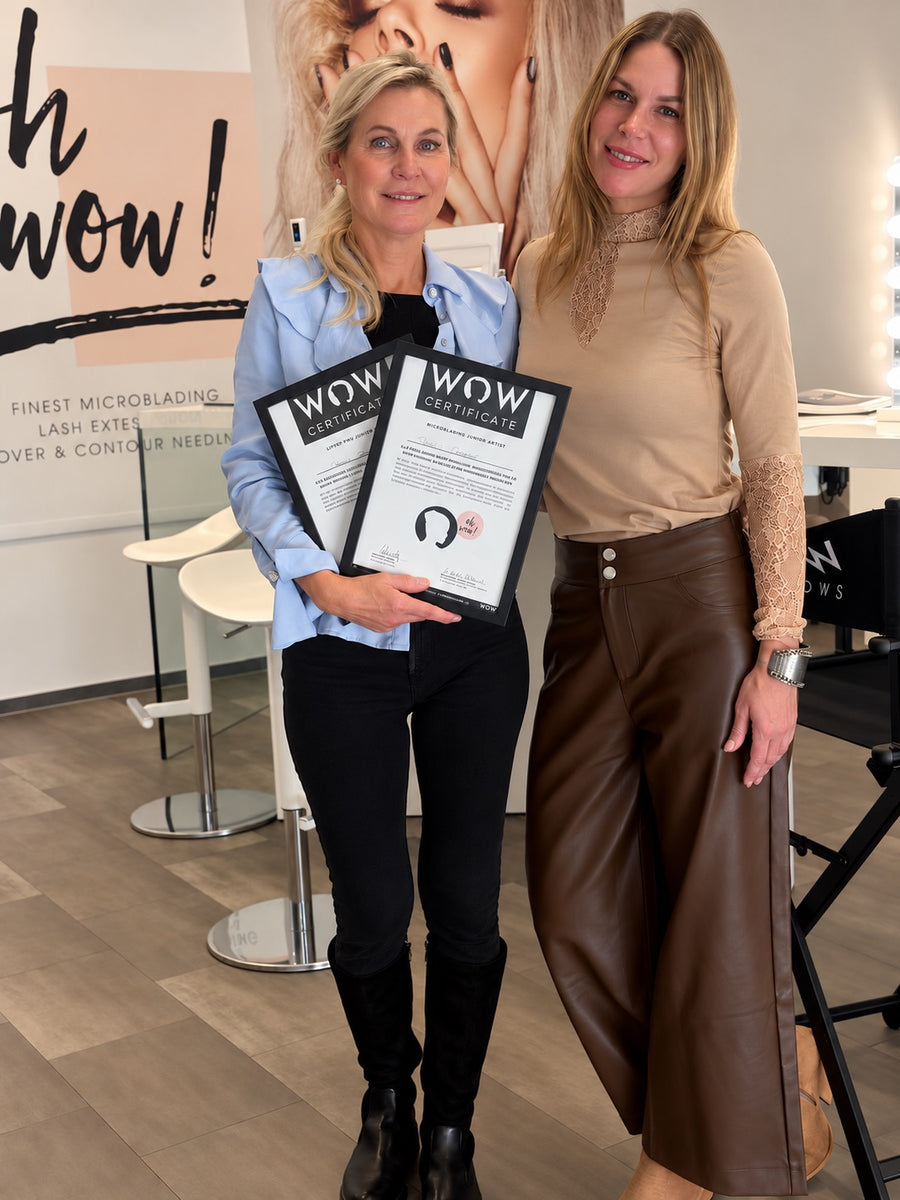 Absolventinnen der WOWbrows Akademie mit ihren Zertifikaten im Studio