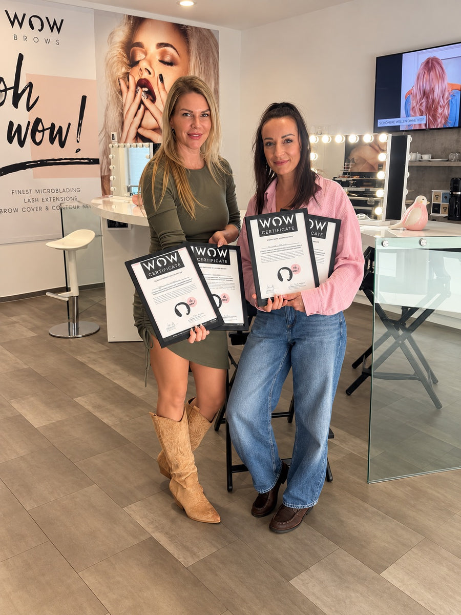 Absolventinnen mit ihren PMU-Zertifikaten im Studio der WOWbrows Akademie